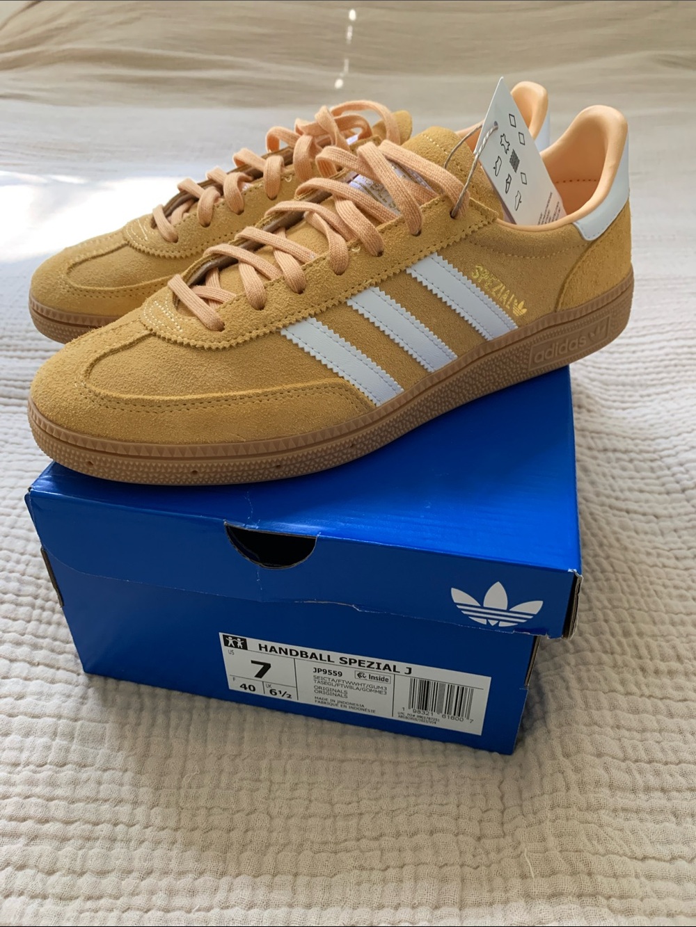 NWT Adidas Handball Spezial Suede Sneakers - marigold & white size 7 Youth